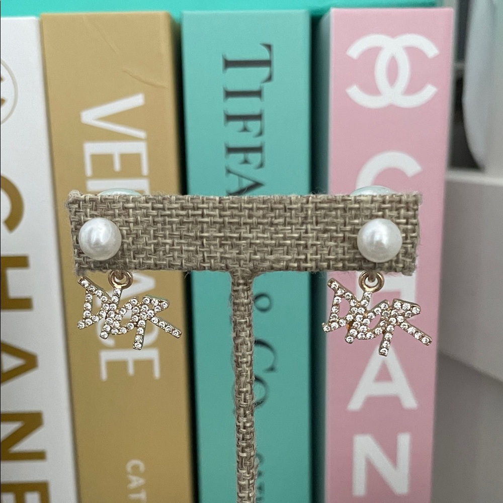 ✨Elegant Pearl and Crystal Drop Earrings✨NEW